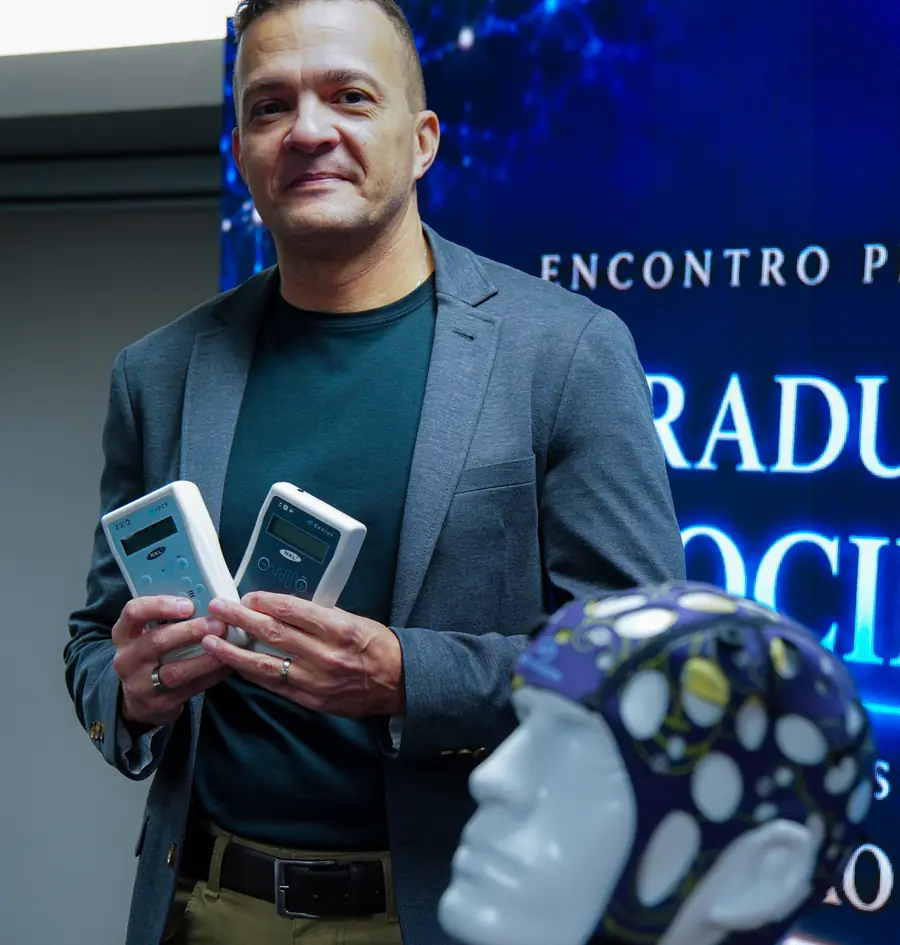 Alexandre Barbosa, PhD, con equipos de neuromodulación