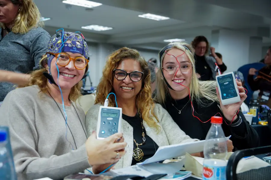 Profesionales de la salud con equipos de tDCS